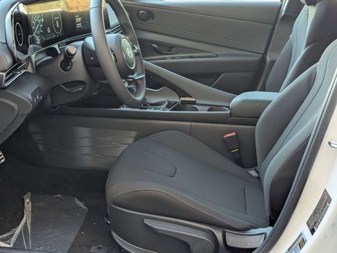 New 2025 Hyundai Elantra SEL image 15