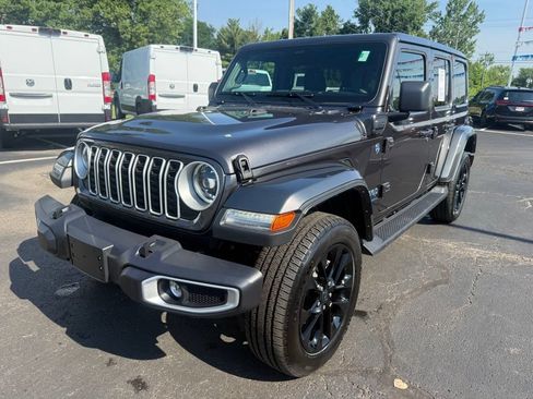 Used 2025 Jeep Wrangler Unlimited Sahara AWD/4WD image 8