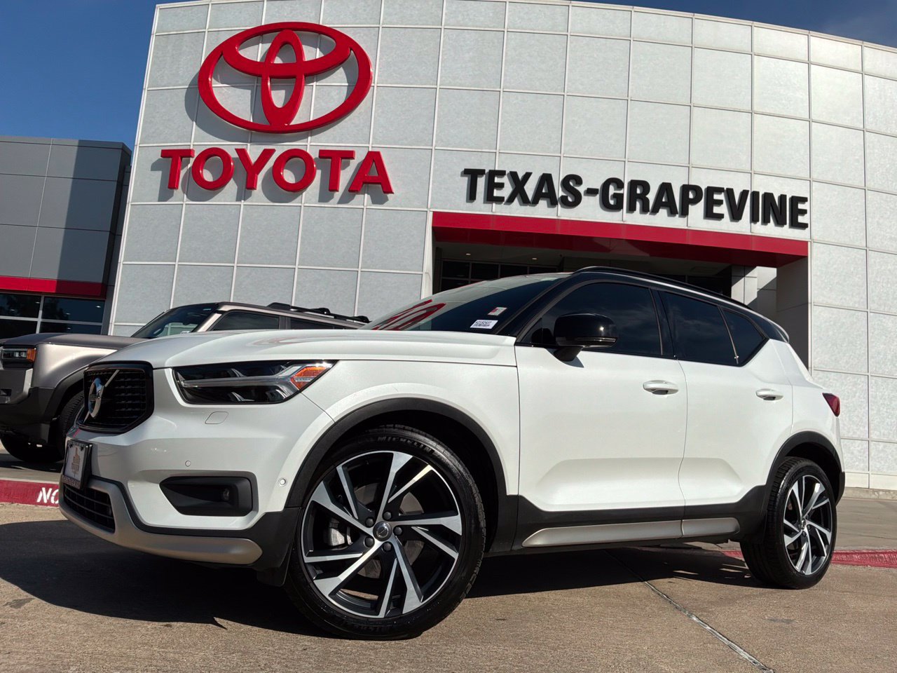 Used 2019 Volvo XC40 T5 R-Design AWD/4WD image 2