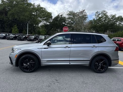 Used 2023 Volkswagen Tiguan SE R-Line image 11