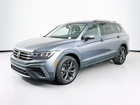 Used 2023 Volkswagen Tiguan SE FWD image 3