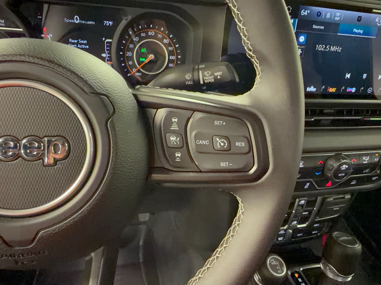 Used 2025 Jeep Gladiator Rubicon w/ Technology Group AWD/4WD image 19