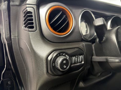 Used 2021 Jeep Gladiator Mojave AWD/4WD image 16
