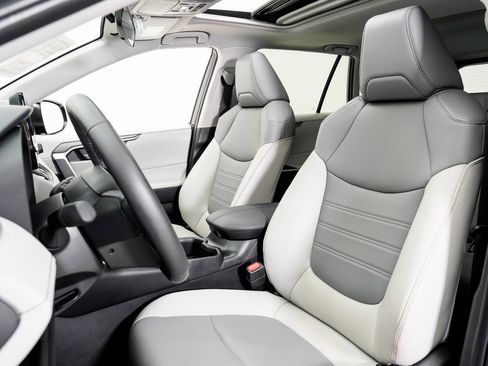 Used 2025 Toyota RAV4 XLE Premium image 5