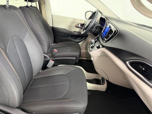 Used 2017 Chrysler Pacifica Touring FWD image 22