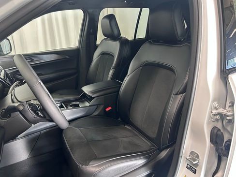 Used 2025 Jeep Grand Cherokee Altitude RWD image 8