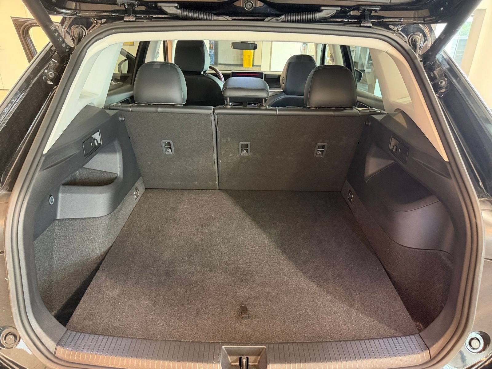 Used 2026 Volkswagen Tiguan SE AWD/4WD image 31
