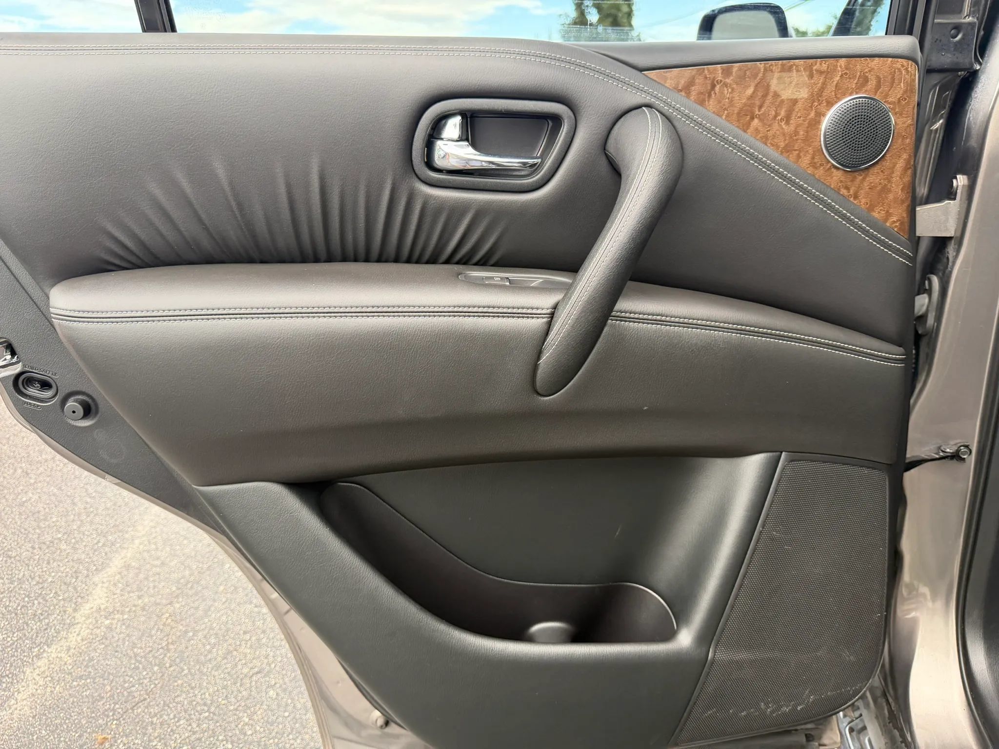 Used 2015 INFINITI QX80 4WD w/ Theater Package image 17