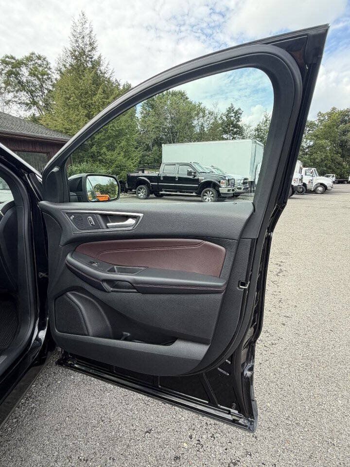 Used 2020 Ford Edge Titanium w/ Equipment Group 301A AWD/4WD image 30
