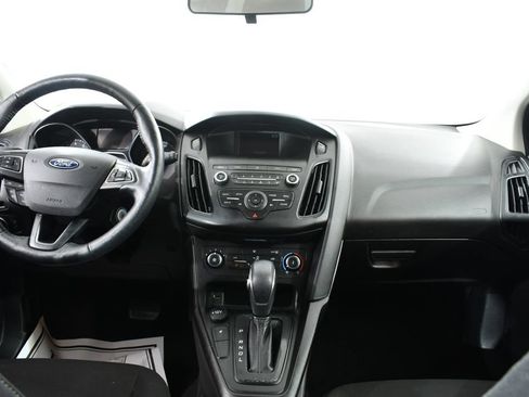 Used 2018 Ford Focus SE w/ Cold Weather Package FWD image 7