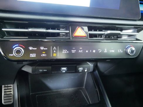 Used 2024 Kia Niro Wave w/ Wave Preserve Package FWD image 33