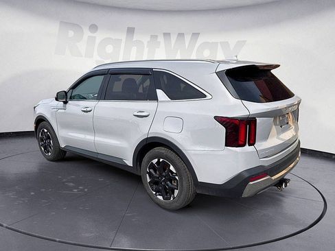 Used 2024 Kia Sorento S image 3