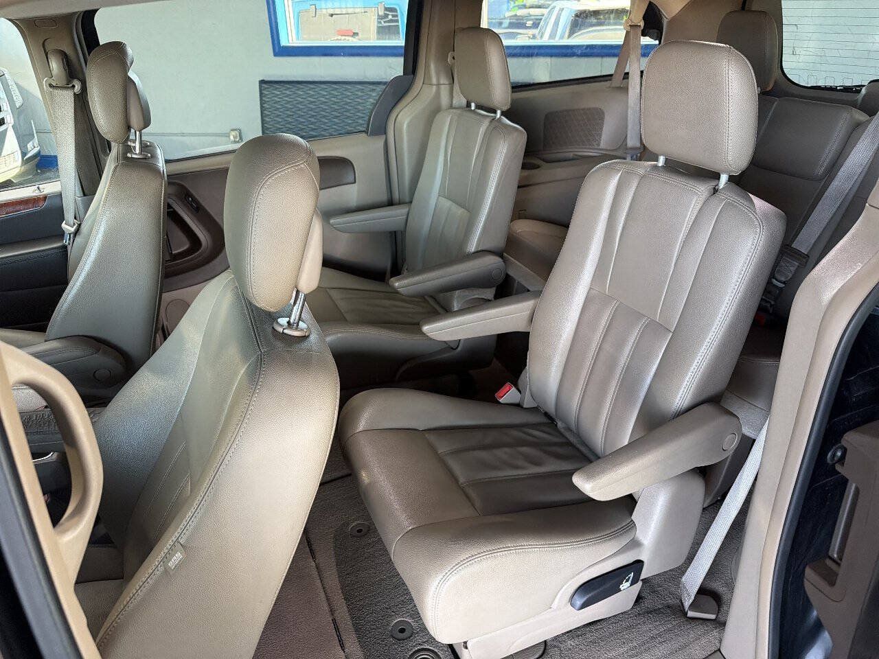 Used 2016 Chrysler Town & Country Touring FWD image 16