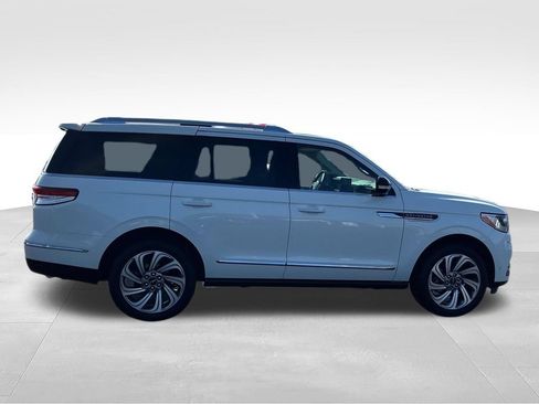 Used 2023 Lincoln Navigator 4WD image 5