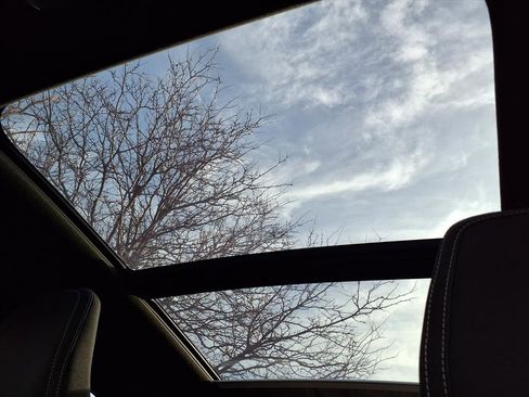 Used 2024 Volvo XC40 B5 Core image 8