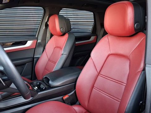 Certified 2025 Porsche Cayenne image 5