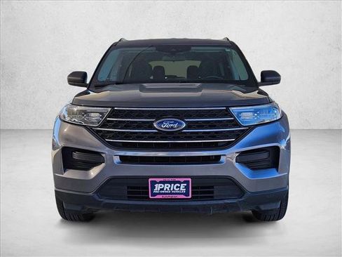 Used 2022 Ford Explorer XLT image 2