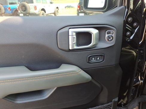 Used 2024 Jeep Gladiator Mojave w/ Technology Group AWD/4WD image 11