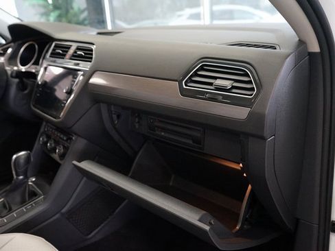 Used 2018 Volkswagen Tiguan SE image 41