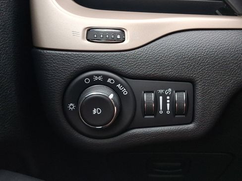 Used 2017 Jeep Cherokee Limited AWD/4WD image 23