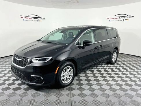 Used 2024 Chrysler Pacifica Touring-L FWD image 4