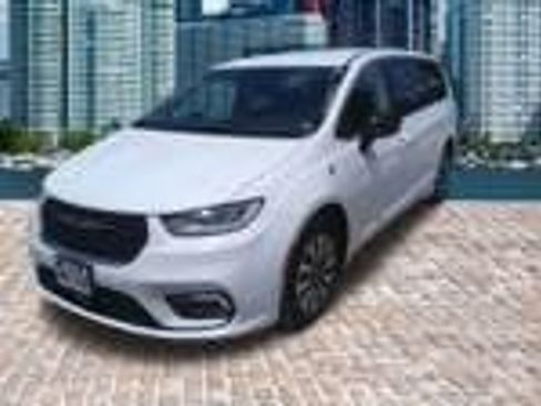 Used 2024 Chrysler Pacifica Limited FWD image 1