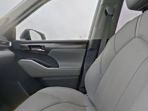 Used 2020 Toyota Highlander Limited FWD image 29