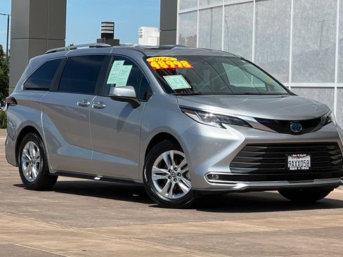 Certified 2022 Toyota Sienna Limited AWD/4WD image 2