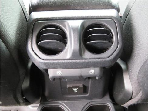 Used 2021 Jeep Gladiator Rubicon w/ Trailer Tow Package AWD/4WD image 9