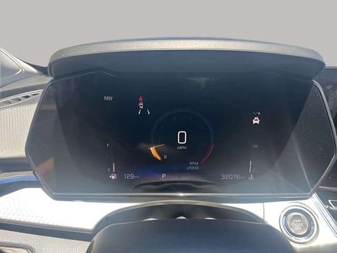 Used 2025 Chevrolet Trax LT FWD image 8