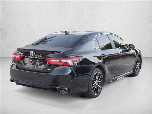 Used 2022 Toyota Camry SE FWD image 5