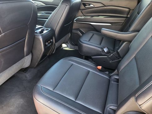Used 2025 Chevrolet Traverse LT FWD image 21