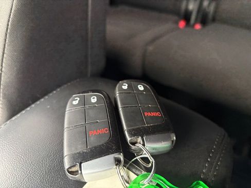 Used 2019 Jeep Grand Cherokee Laredo image 28