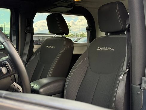 Used 2018 Jeep Wrangler Sahara w/ Connectivity Group AWD/4WD image 13
