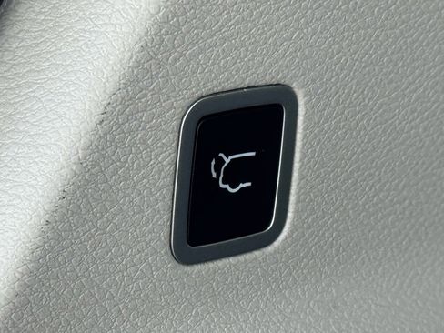 Used 2023 Chrysler Voyager LX image 12