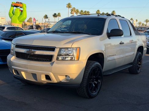 Used 2007 Chevrolet Avalanche LT RWD image 2