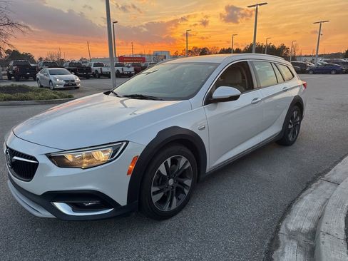 Used 2019 Buick Regal Essence w/ Sights and Sounds Package image 3