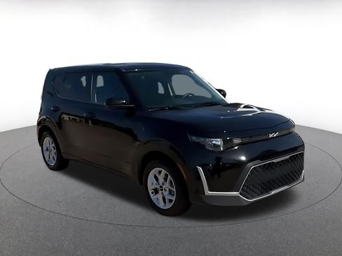 Used 2025 Kia Soul LX w/ LX Technology Package FWD image 3