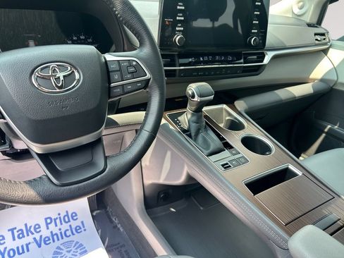 Used 2022 Toyota Sienna XLE w/ XLE Plus Package FWD image 10
