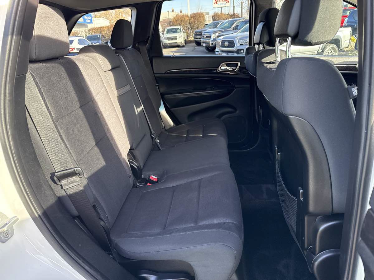 Used 2012 Jeep Grand Cherokee Laredo w/ Laredo E Group AWD/4WD image 18