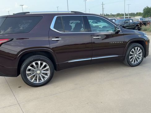 Used 2023 Chevrolet Traverse Premier FWD image 9