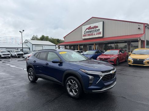 Used 2024 Chevrolet Trax LT w/ Driver Confidence Package FWD image 2