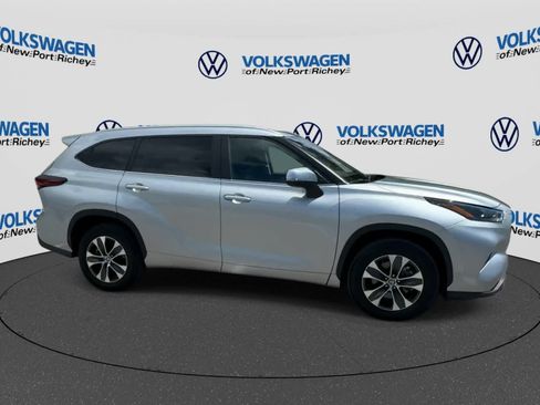 Used 2025 Toyota Highlander XLE FWD image 9