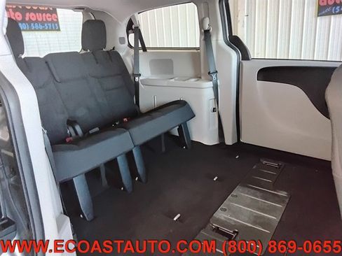 Used 2019 Dodge Grand Caravan SE FWD image 14