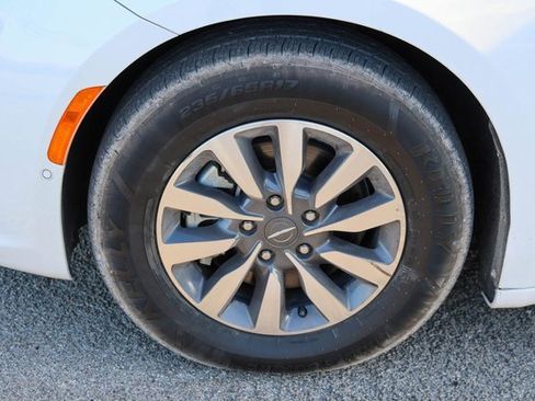 Used 2021 Chrysler Pacifica Touring-L image 7