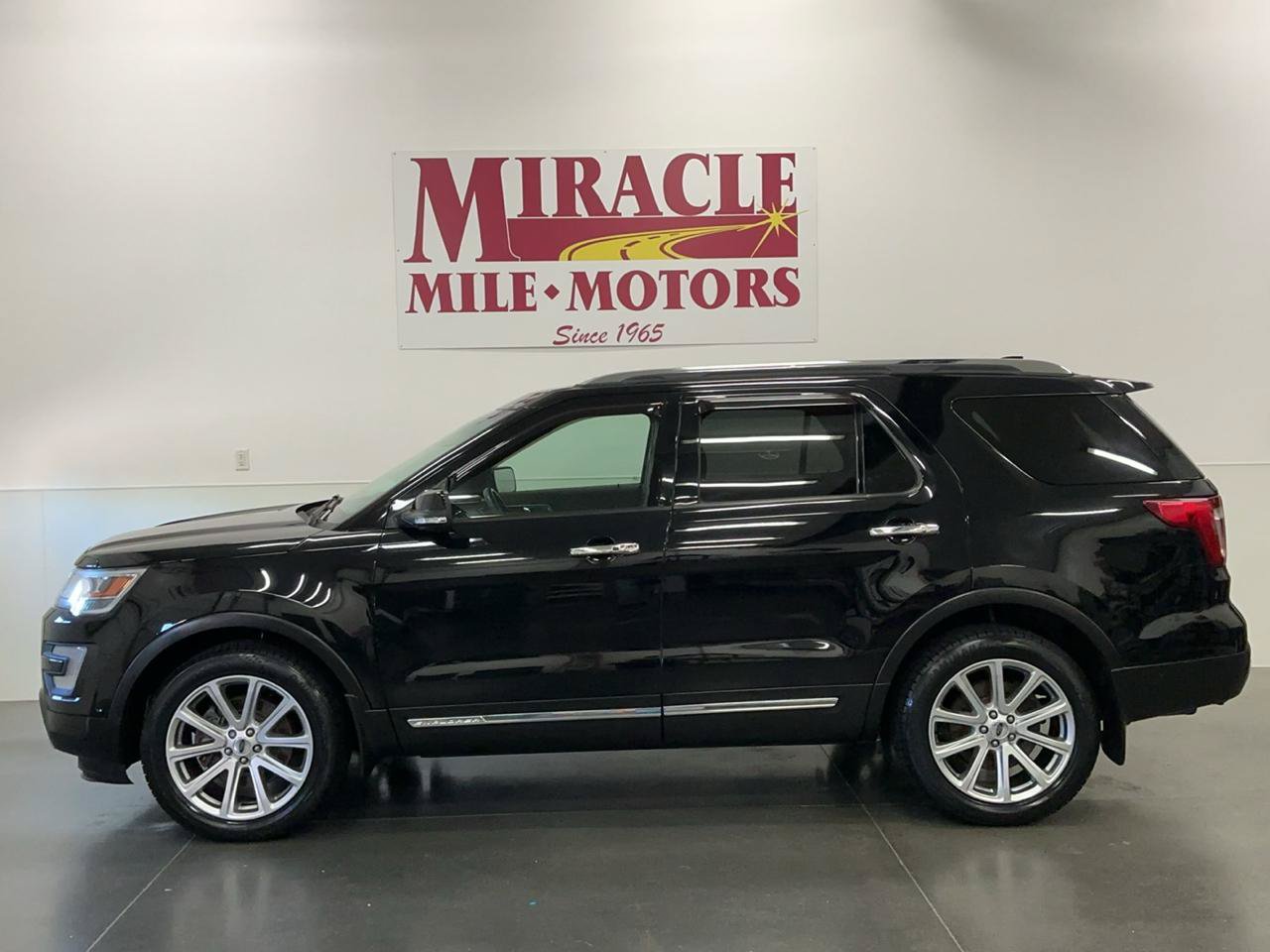 Used 2017 Ford Explorer Limited w/ Equipment Group 303A AWD/4WD image 2