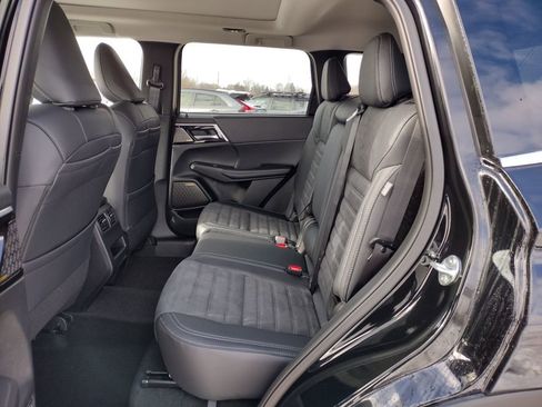 New 2026 Mitsubishi Outlander SE image 8