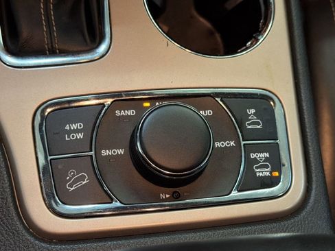 Used 2017 Jeep Grand Cherokee Overland AWD/4WD image 25