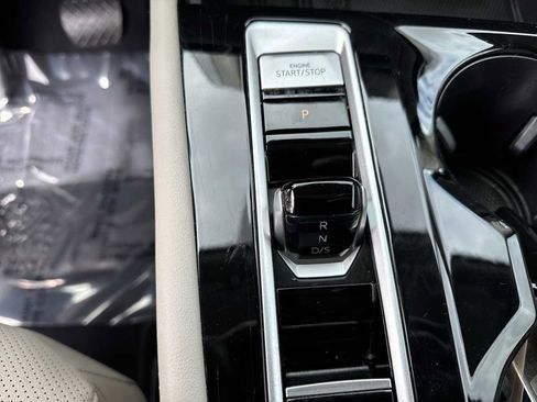 Certified 2025 Volkswagen Atlas SE image 30