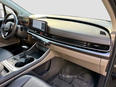 Used 2025 Kia Carnival FWD image 31